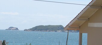 Maison 50m de la mer, avec un grand jardin, belle végétation