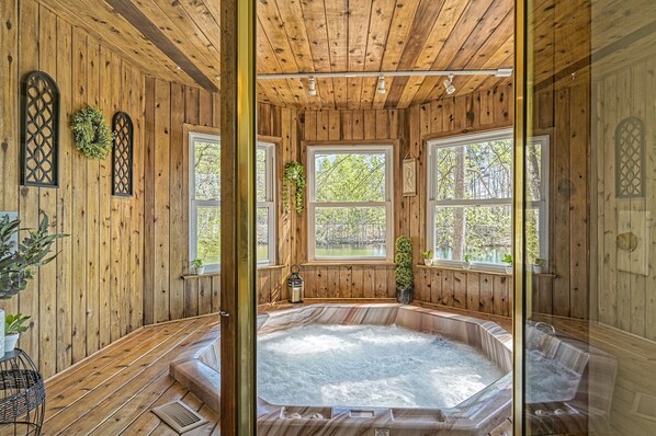 Interior - Take a break!! Off Season Weekend Special Fri/Sat/Sun, 1,250 all inclusive. (Mineral)