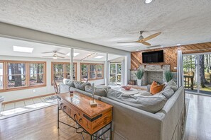 Smart TV, fireplace, video games, DVD player - 650ft Waterfront, Fast Fiber WiFi, Fall Weekends are booking, Boat/Jets ski too (Mineral)