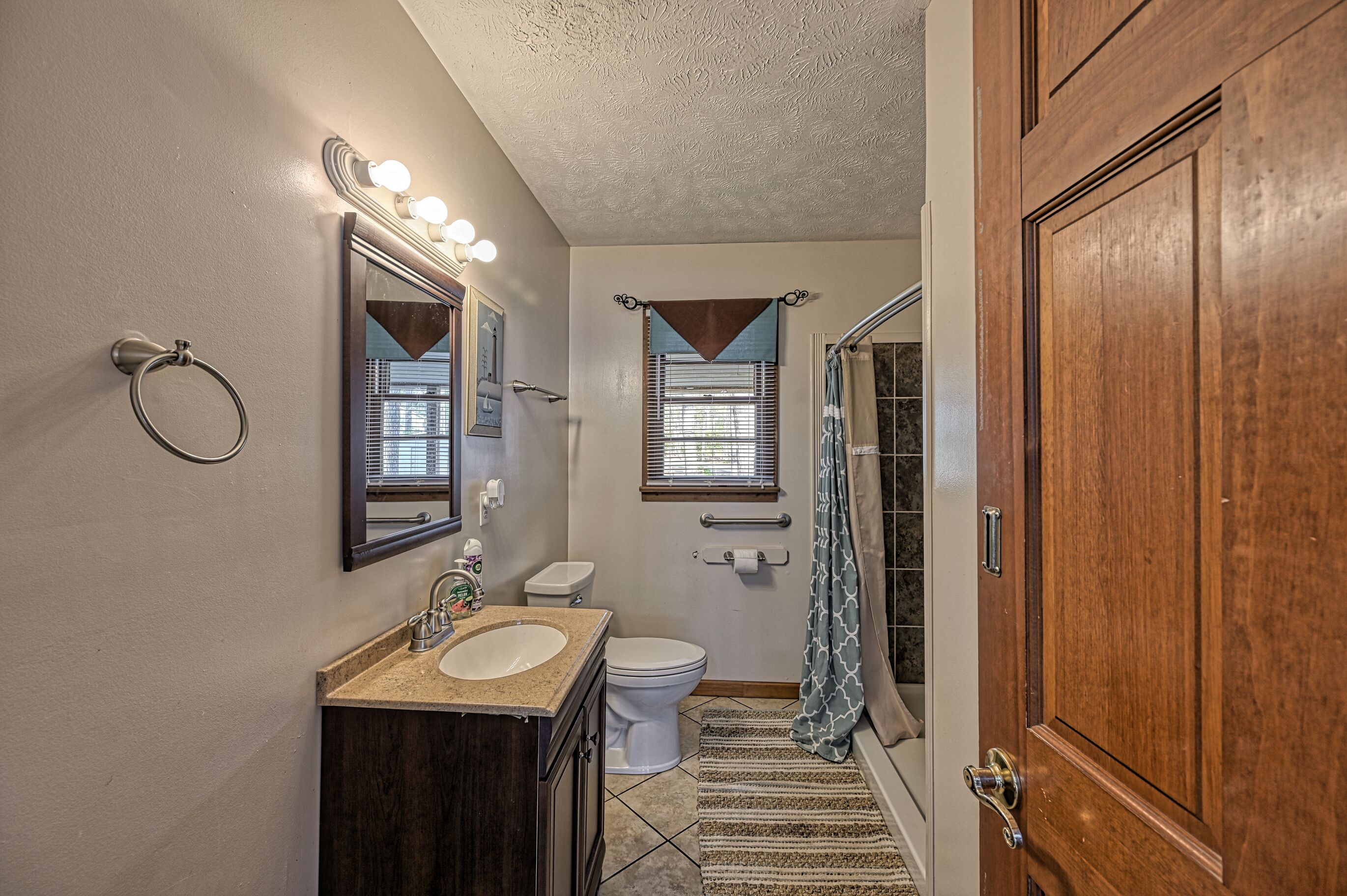 Une salle de bain avec un lavabo, des toilettes et une douche.