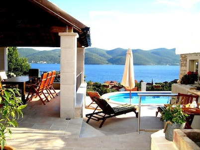 Villa with  fascinating sea view ,oasis of peace idealf or relaxing ho