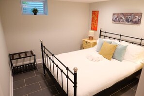 2 Schlafzimmer, Schreibtisch, Bügeleisen/Bügelbrett, WLAN