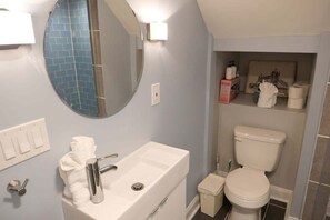 Douche, sèche-cheveux, serviettes fournies