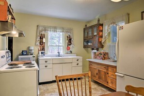 Geladeira, micro-ondas, cooktop, cafeteira/chaleira