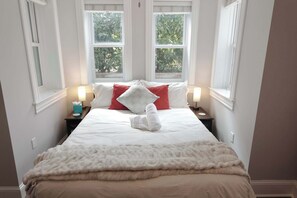 2 bedrooms, laptop workspace, iron/ironing board, WiFi - Travelers Trove Sleeps 6 in Shaw + PARKING (Washington)