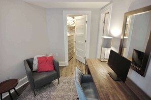 TV, offices - Travelers Trove Sleeps 6 in Shaw + PARKING (Washington)