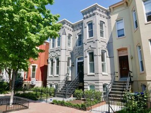 Exterior - Travelers Trove Sleeps 6 in Shaw + PARKING (Washington)
