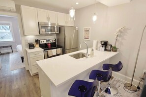 Kühlschrank, Mikrowelle, Wasserkocher mit Kaffee-/Teezubehör