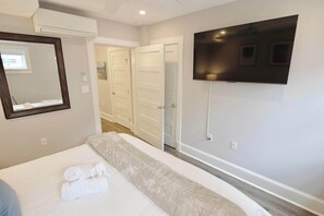 2 Schlafzimmer, laptopgeeigneter Arbeitsplatz, Bügeleisen/Bügelbrett