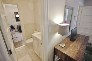 Badewanne, Haartrockner, Handtücher