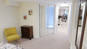 1 bedroom, laptop workspace, iron/ironing board, WiFi - Charming City Centered Walk to Zoo! (Washington)