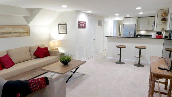 TV, offices - Charming City Centered Walk to Zoo! (Washington)