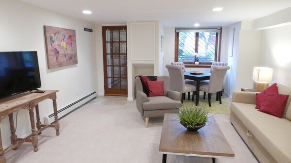 TV, offices - Charming City Centered Walk to Zoo! (Washington)