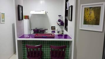 Geladeira, micro-ondas, fogão, cooktop