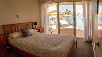 4 bedrooms, iron/ironing board, WiFi