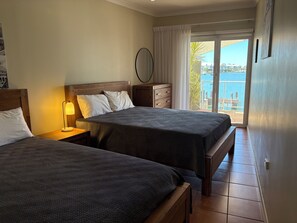 4 bedrooms, iron/ironing board, WiFi