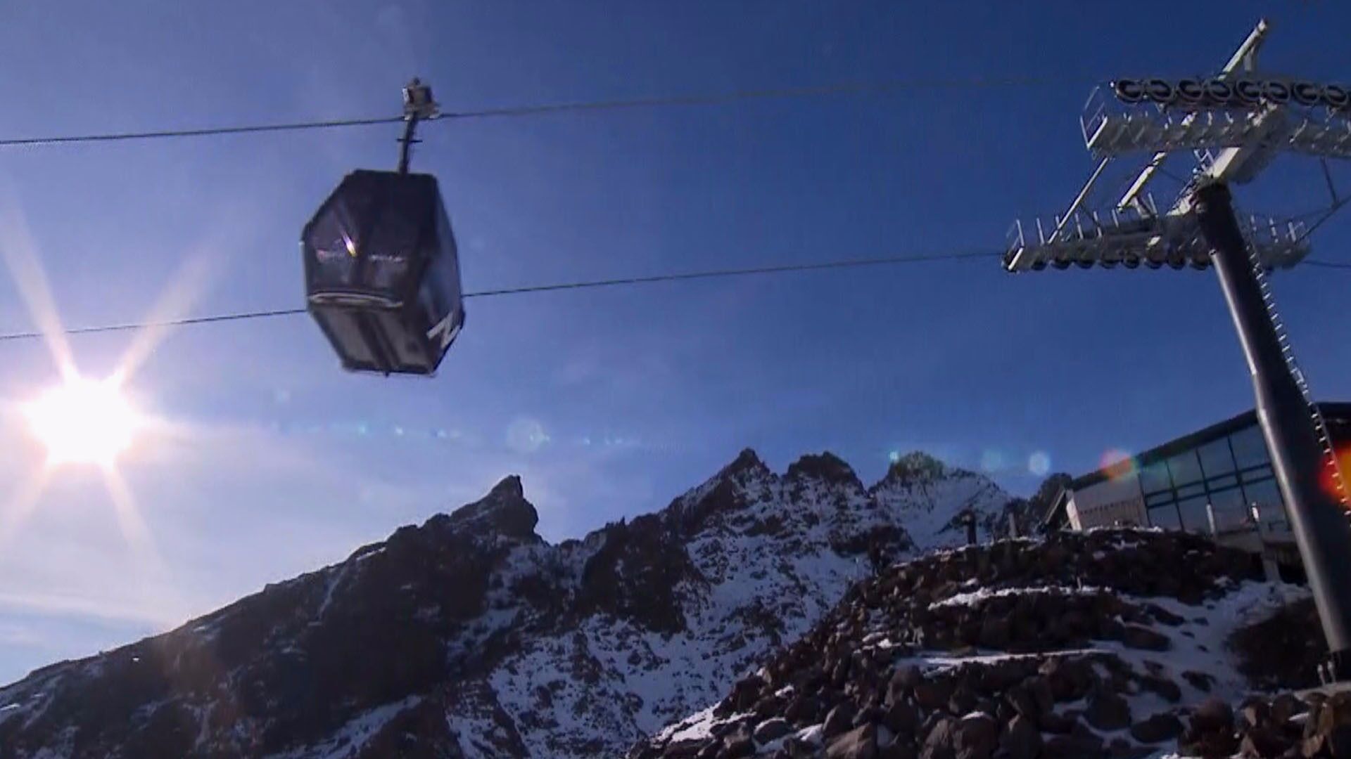 Un sistema de teleférico con un paisaje montañoso.