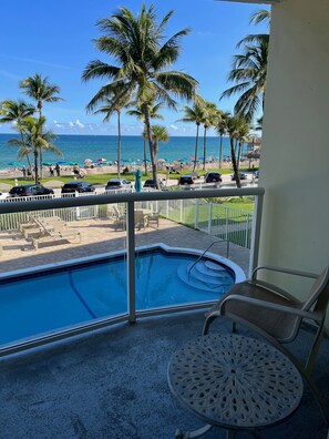 Utendørsbasseng og et oppvarmet basseng