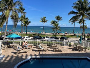 Utendørsbasseng og et oppvarmet basseng