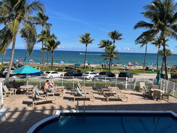 Alberca al aire libre y alberca climatizada