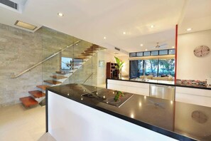 Interior - Esplanade Villa Port Douglas - Perfect location (Port Douglas)