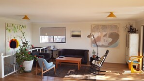TV, lettore DVD, libri, impianto stereo
