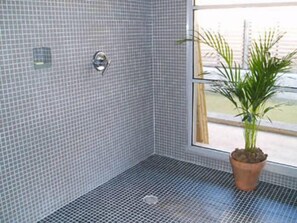 Badewanne, Handtücher, Toilettenpapier