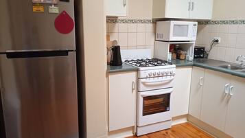 Full-size fridge, microwave, oven, stovetop