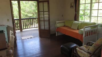 Een open haard en boeken