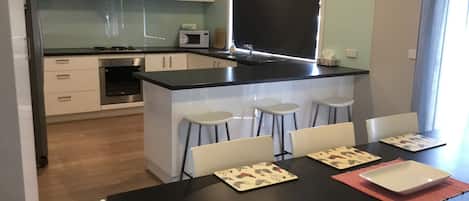 Réfrigérateur, four à micro-ondes, un four, surface de cuisson