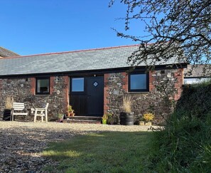 Exterior - Cosy rural barn retreat for couples near stunning Cornish coast (Woolley, Bude)