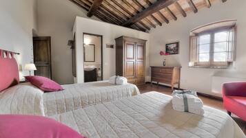 9 bedrooms, in-room safe, desk, iron/ironing board