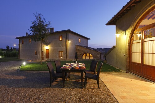 Luxury,Charming,in true Chianti, sleeps 21 or +people with Sw-Pool,Wi-Fi,Airco