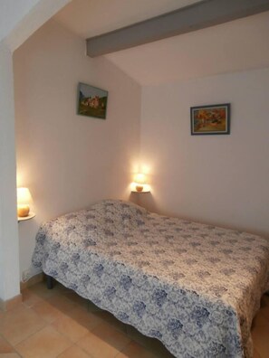 2 habitaciones, tabla de planchar con plancha, wifi y ropa de cama 