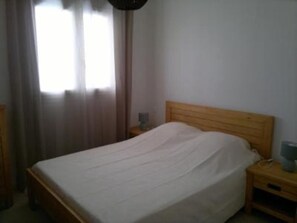 1 slaapkamer, een strijkplank/strijkijzer, gratis wifi, beddengoed