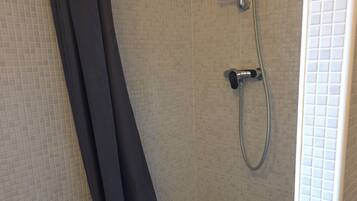 Douche, serviettes fournies