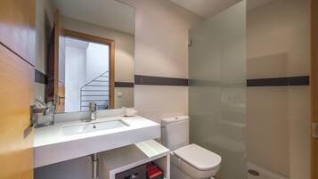 Douche, sĂšche-cheveux, serviettes fournies