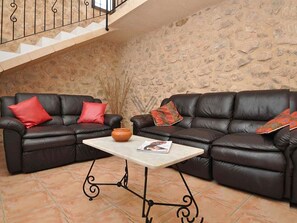 Een televisie en een open haard