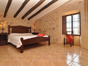 4 slaapkamers, een strijkplank/strijkijzer, internet, beddengoed