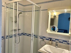 Combined shower/tub, hair dryer, towels, soap
