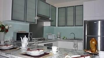 Kühlschrank, Mikrowelle, Ofen, Herdplatte