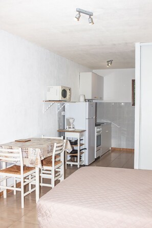 ثلاجة، ميكروويف، فرن، موقد طهي مسطح