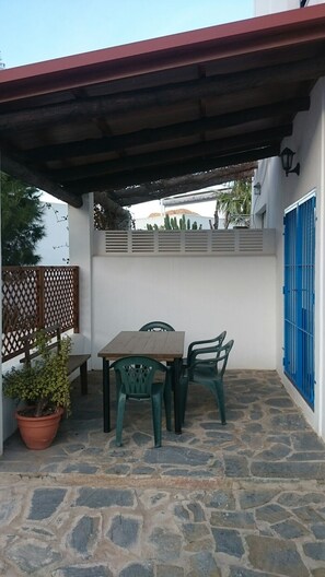 Outdoor dining - House and garden, quiet area, near the beach (San Jose)
