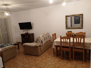 TV, DVD player, books - House and garden, quiet area, near the beach (San Jose)