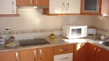 Frigorífico, microondas, horno y placa de cocina