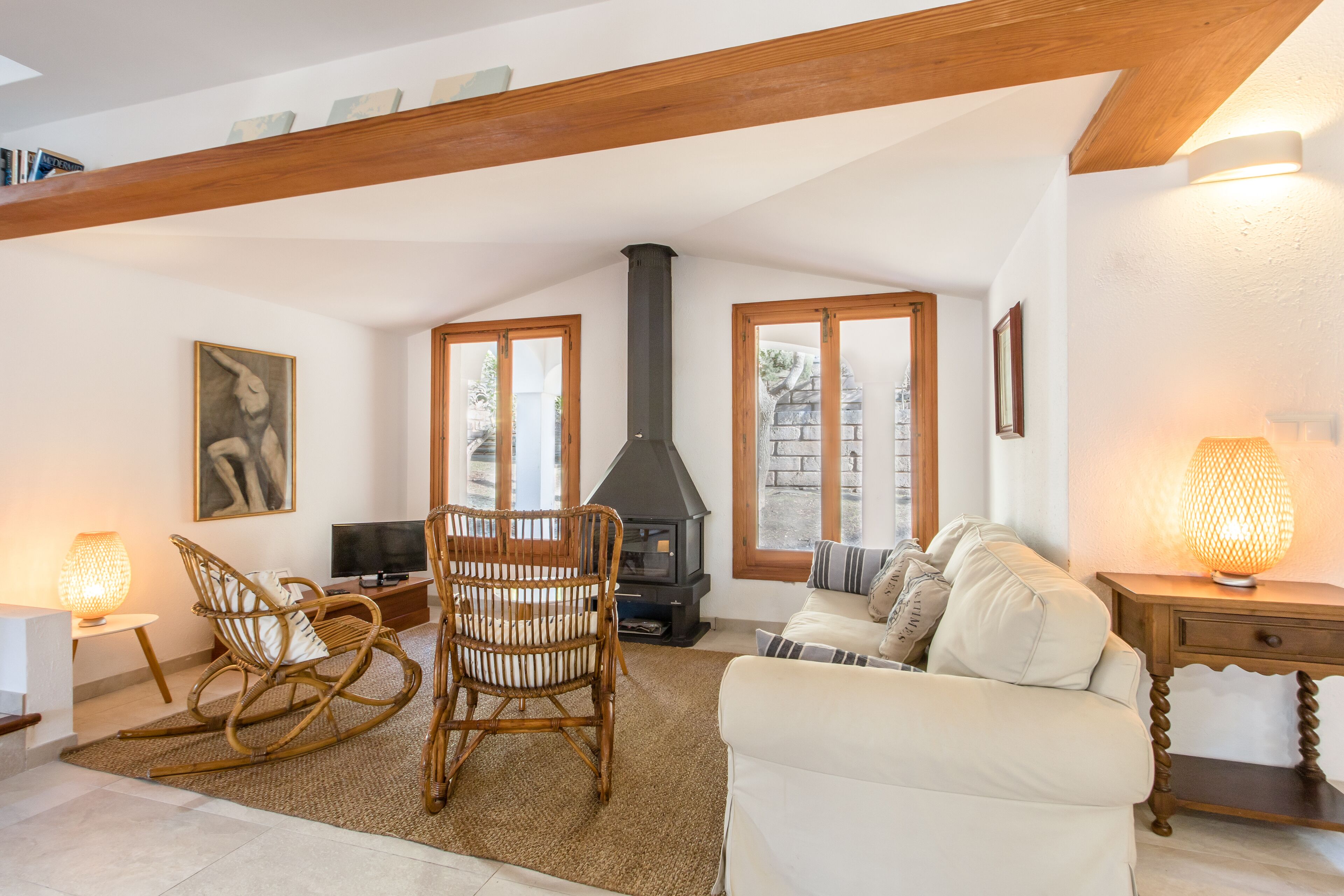 Televisión y chimenea 