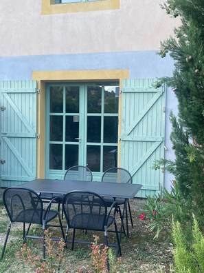 تناول الطعام بالخارج