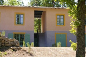 المنشأة من الخارج