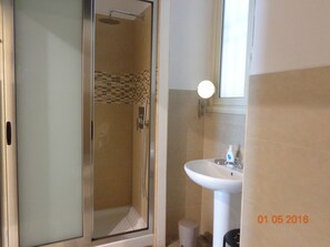 Badewanne, Haartrockner, Handtücher, Toilettenpapier