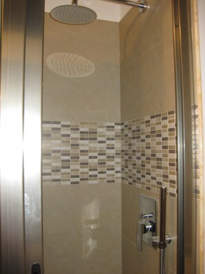 Badewanne, Haartrockner, Handtücher, Toilettenpapier